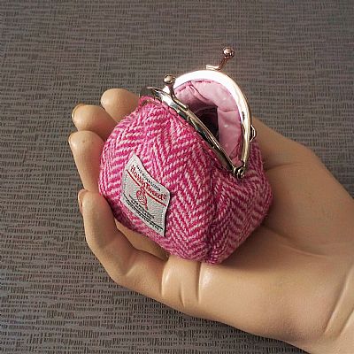 kiss clasp opening showing cotton lining to small harris tweed coin purse